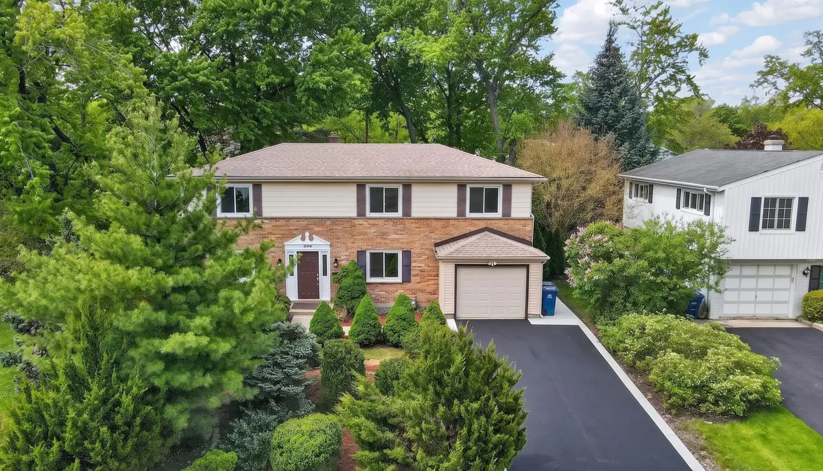 208 Pine ST, Deerfield, IL 60015
