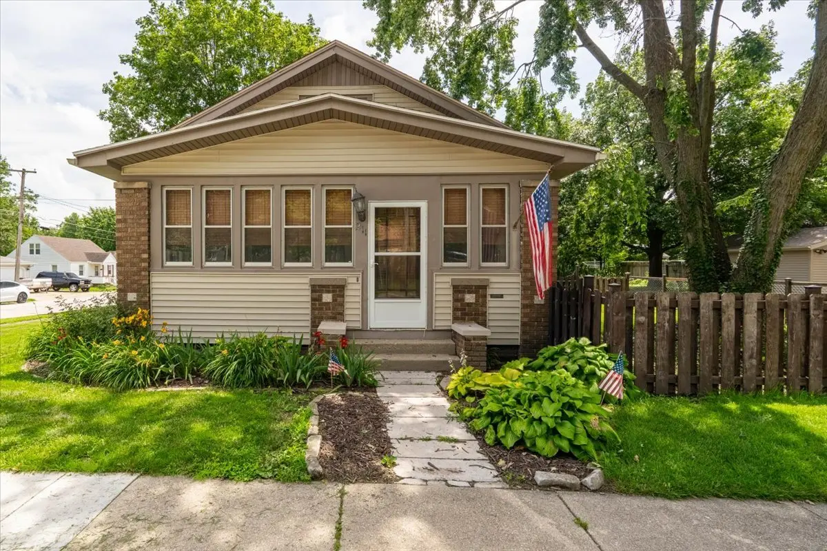 211 E Lincoln ST, Bloomington, IL 61701