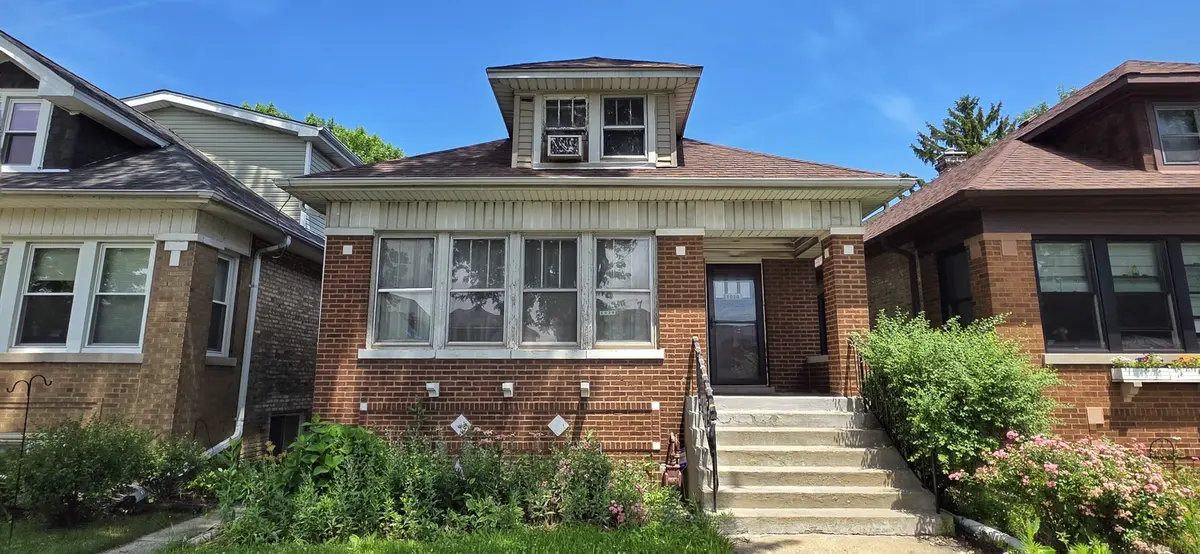 5020 W Dakin ST, Chicago, IL 60641