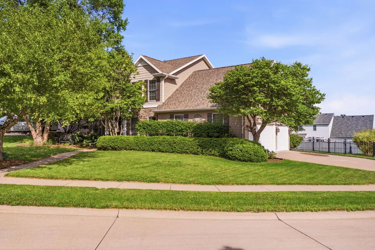 5679 Appleton RD, Bettendorf, IA 52722