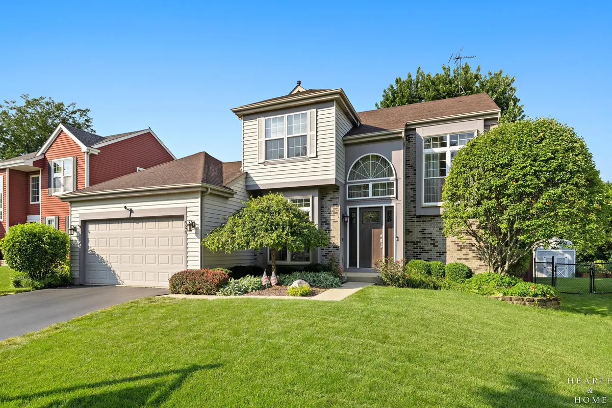 624 Lorree LN, Lake In The Hills, IL 60156