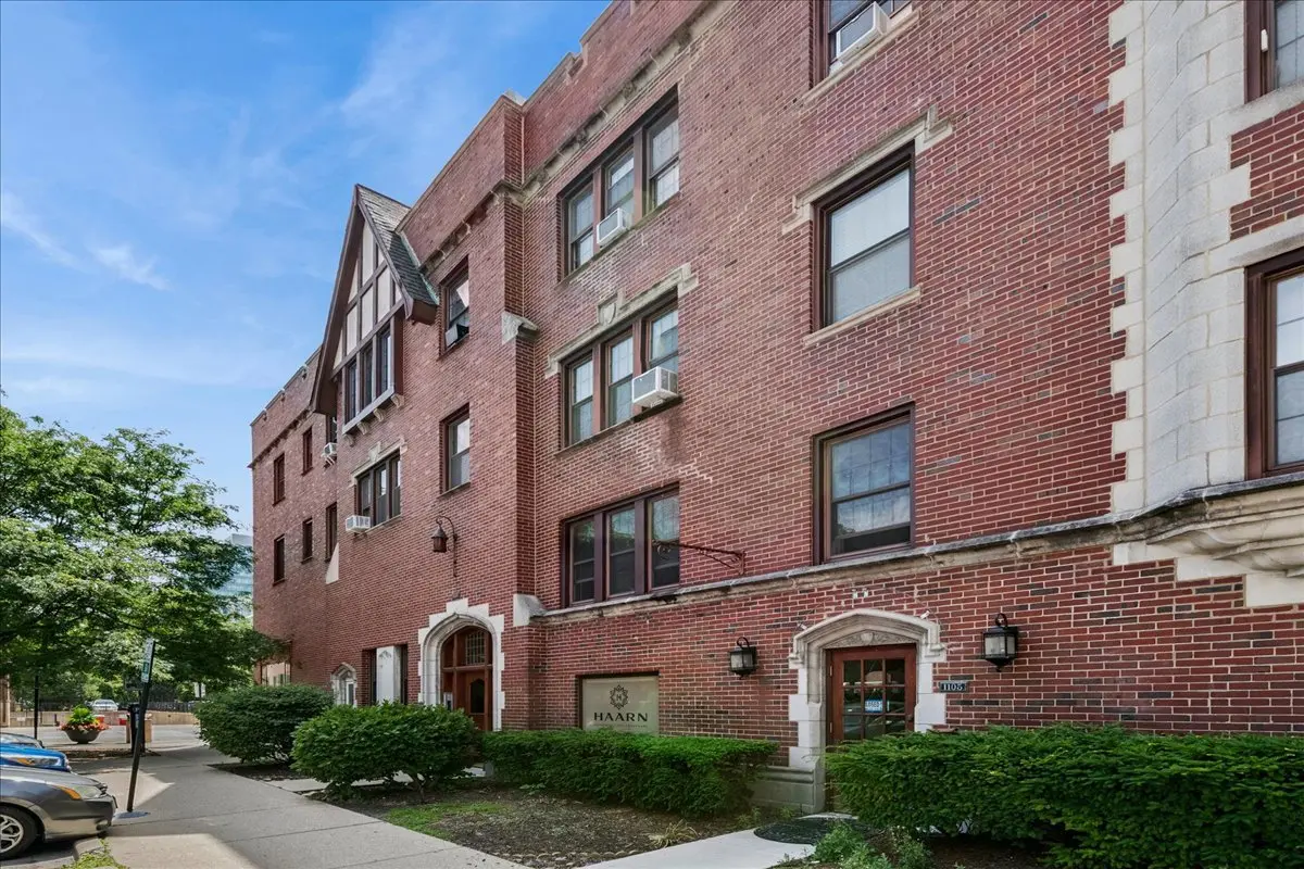 1103 Holly CT #206, Oak Park, IL 60301