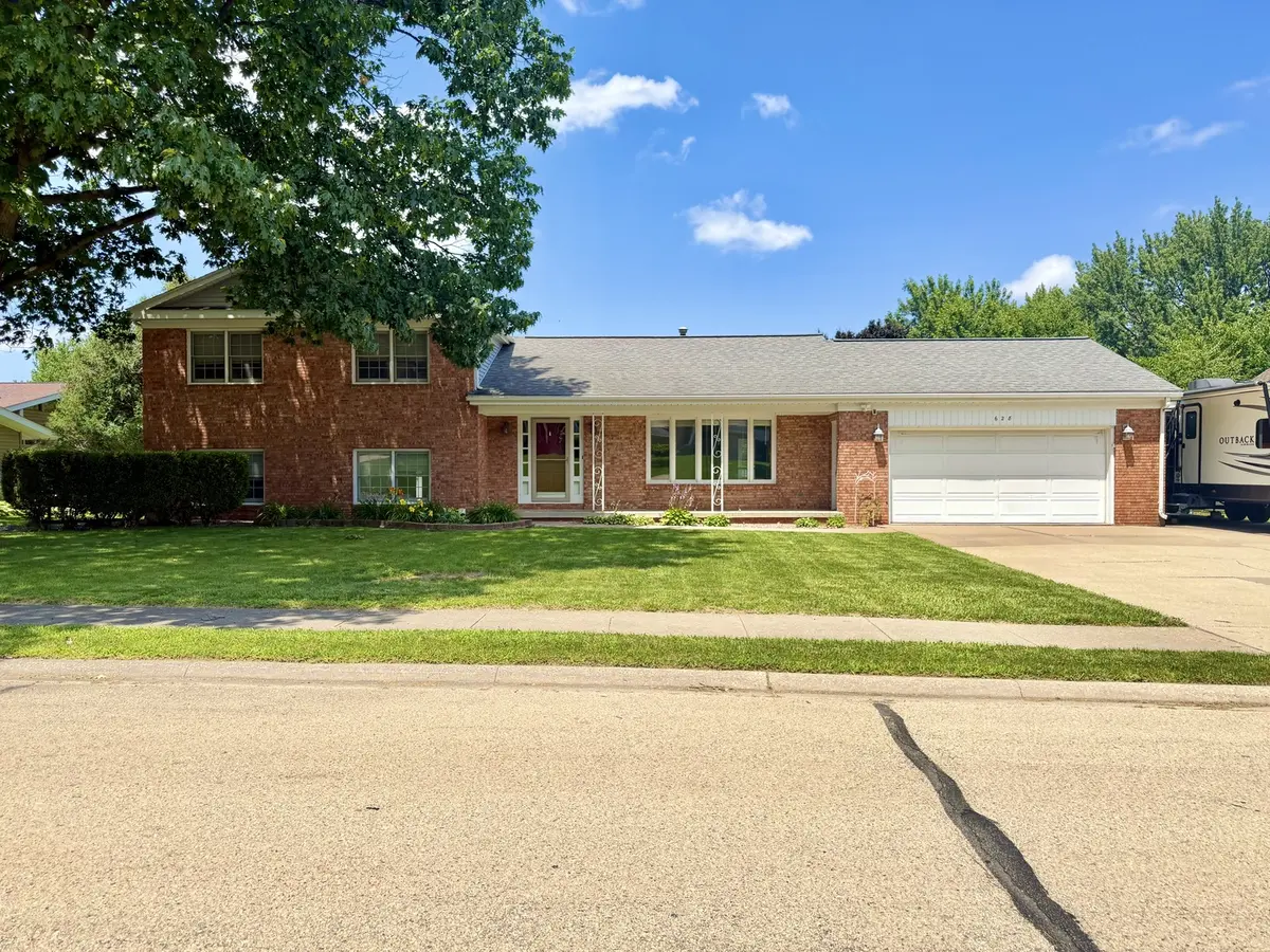 628 12th AVE, Clinton, IA 52732