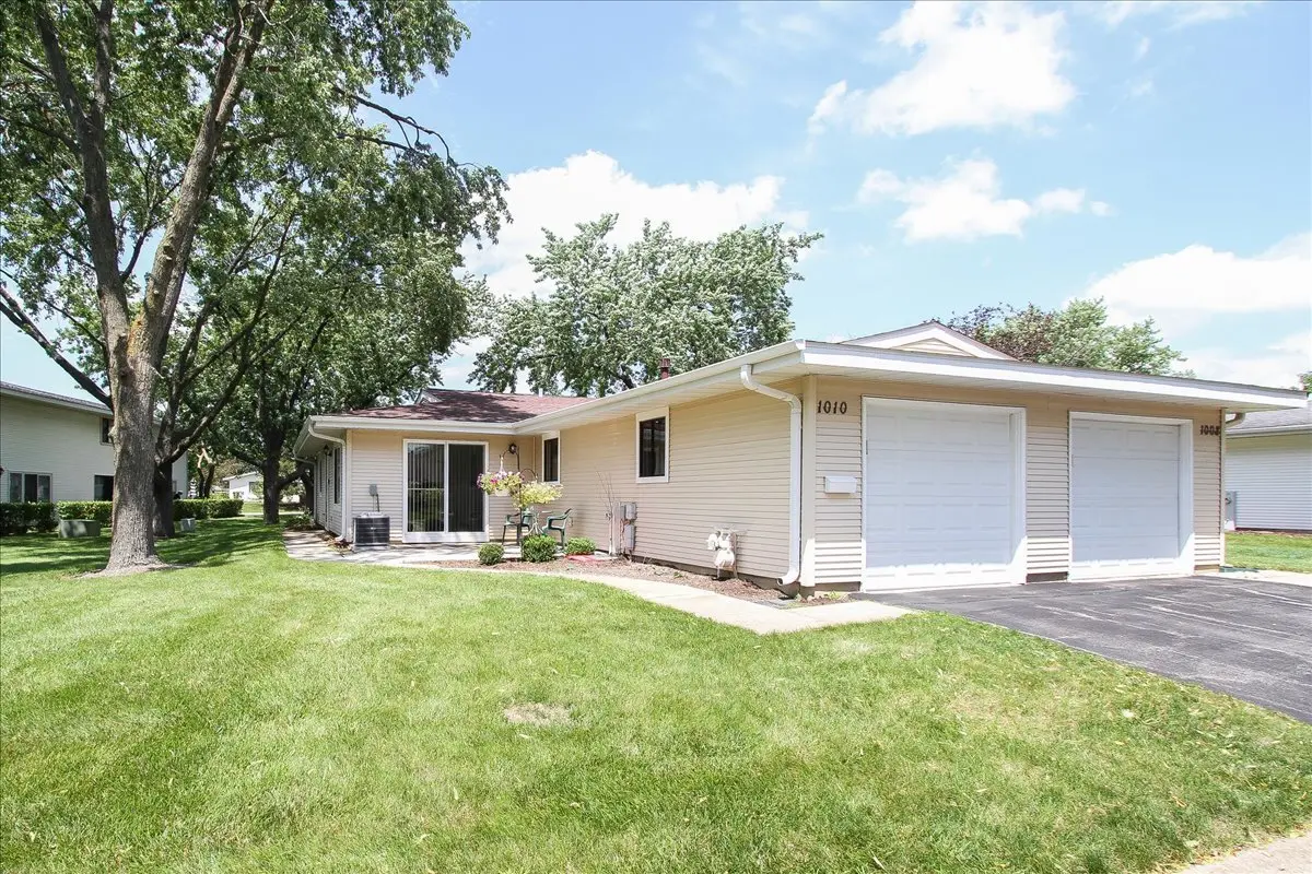 1010 Glastonbury LN, Schaumburg, IL 60193