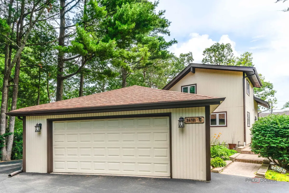 26781 N Circle DR, Mundelein, IL 60060