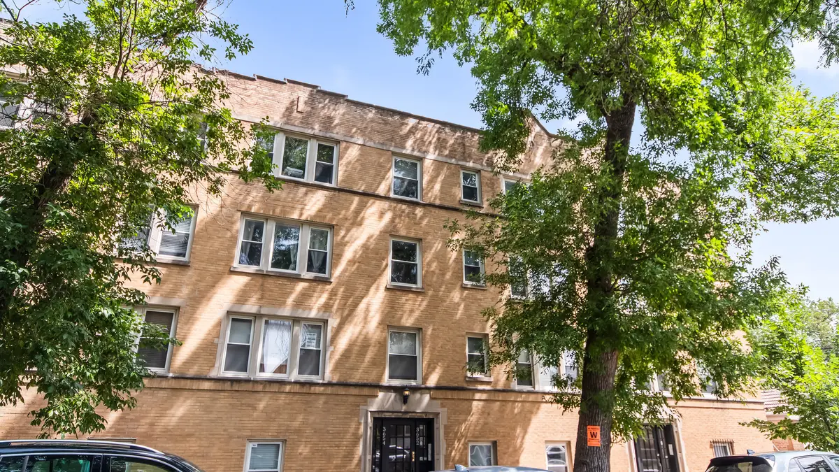 3652 W Belle Plaine AVE #304, Chicago, IL 60618