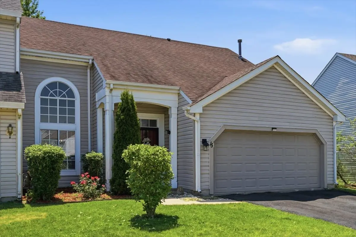 15 W Country Walk DR W, Round Lake Beach, IL 60073
