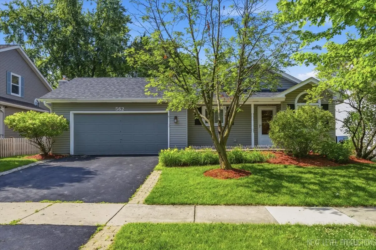562 Roxbury DR, Naperville, IL 60565