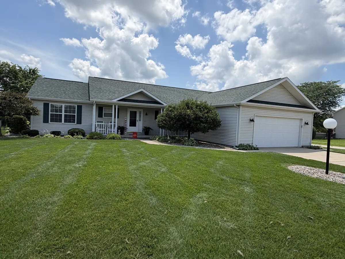 2001 Juniper DR, Mahomet, IL 61853