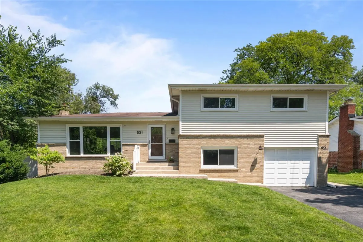 821 Castlewood LN, Deerfield, IL 60015