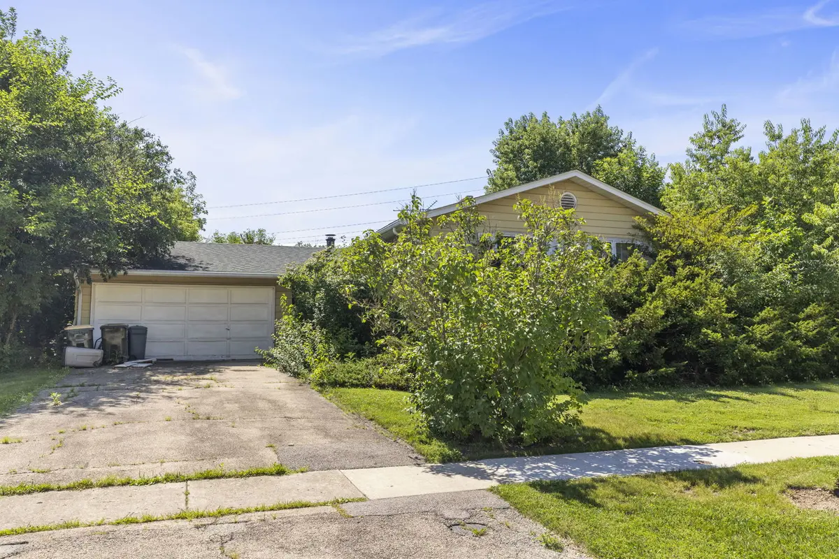6104 Tyler DR, Woodridge, IL 60517