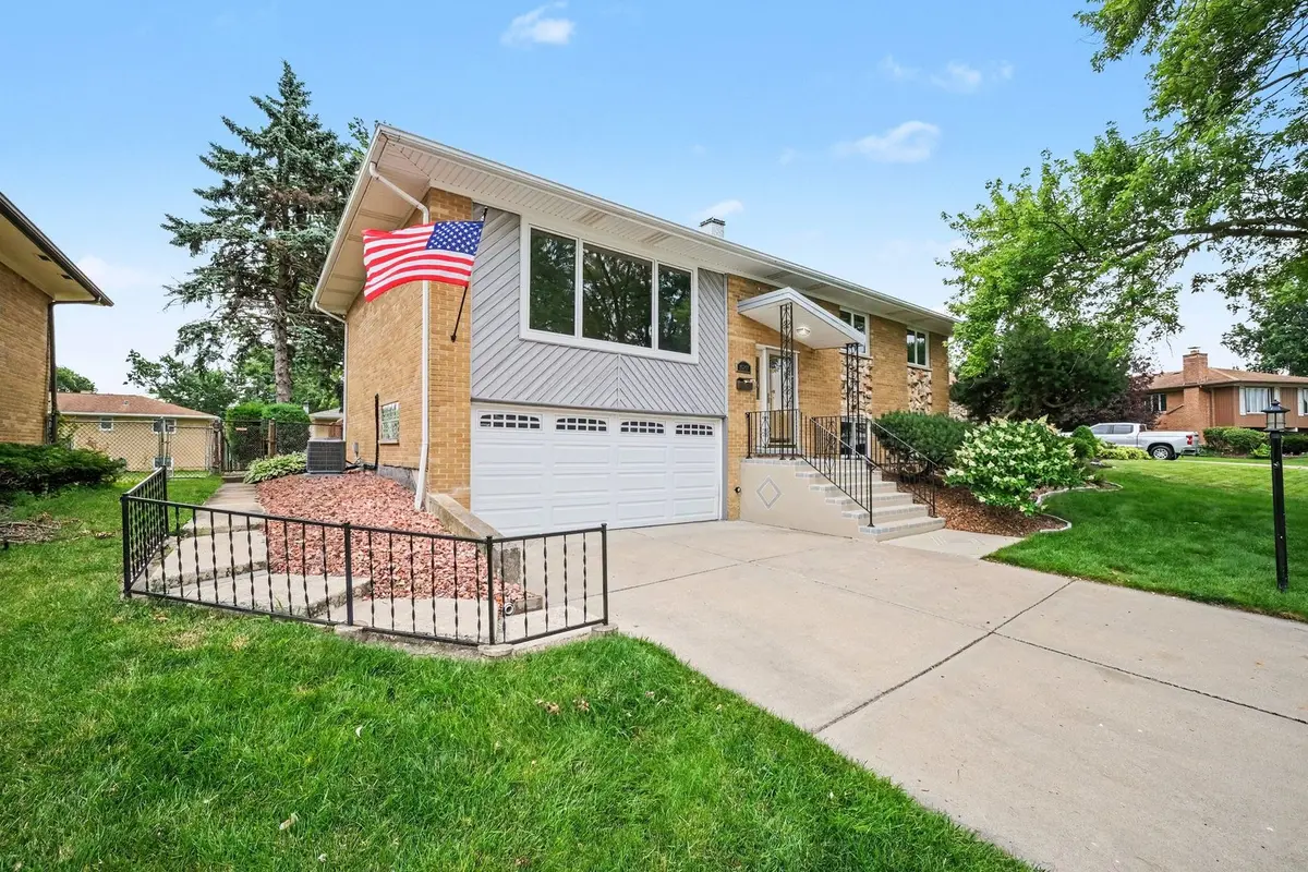 15217 Pine DR, Oak Forest, IL 60452