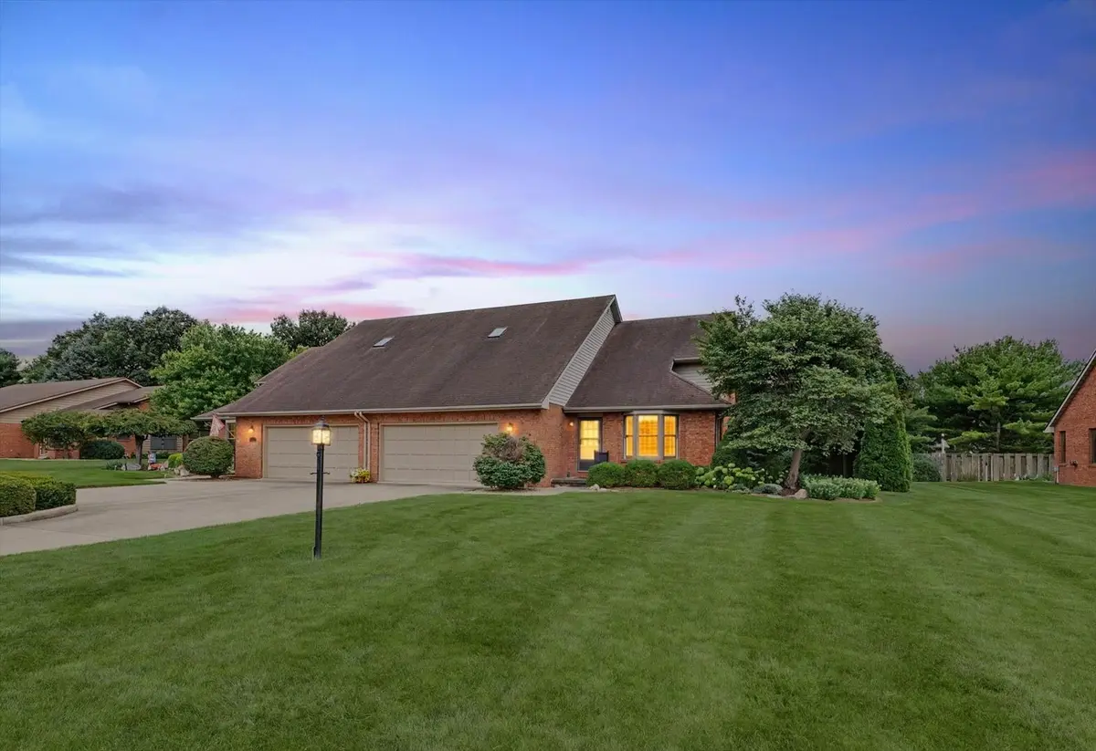 1325 Dickens CT, Monticello, IL 61856
