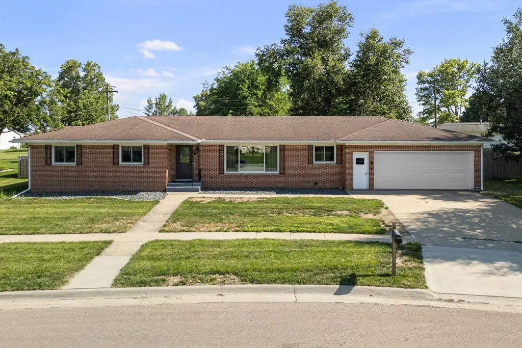205 11th AVE, De Witt, IA 52742