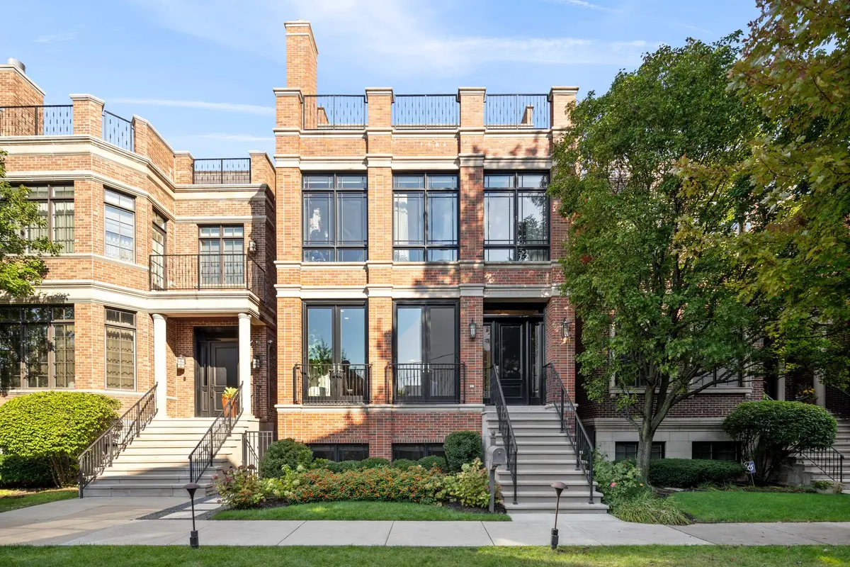 1634 W Surf ST, Chicago, IL 60657