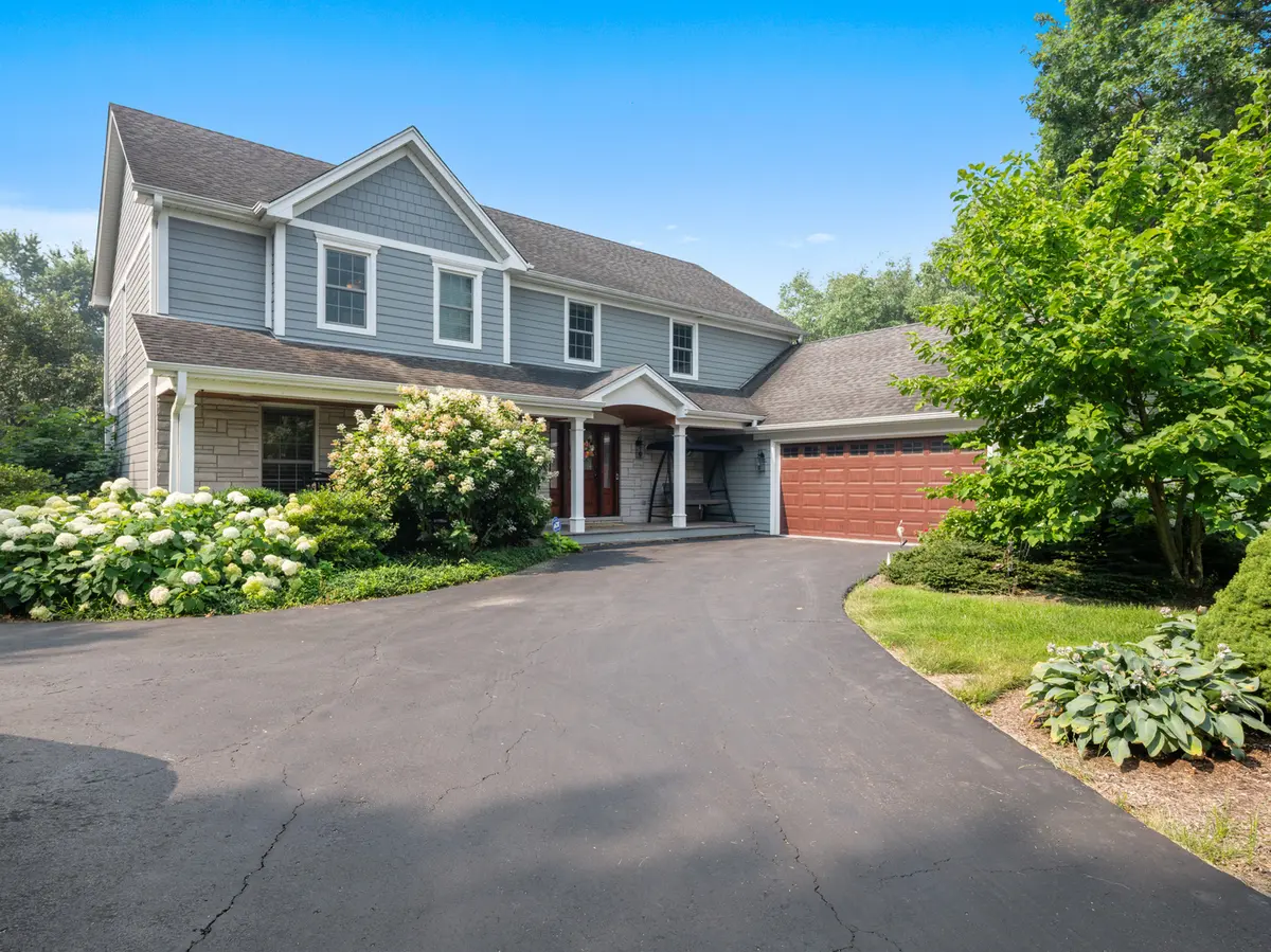 39W831 Hoeweed LN, St. Charles, IL 60175
