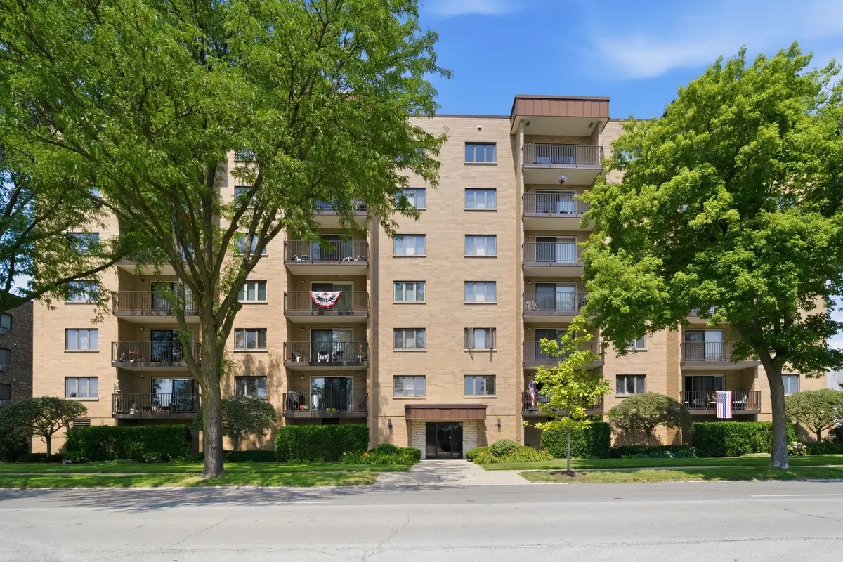 700 Graceland AVE #708, Des Plaines, IL 60016
