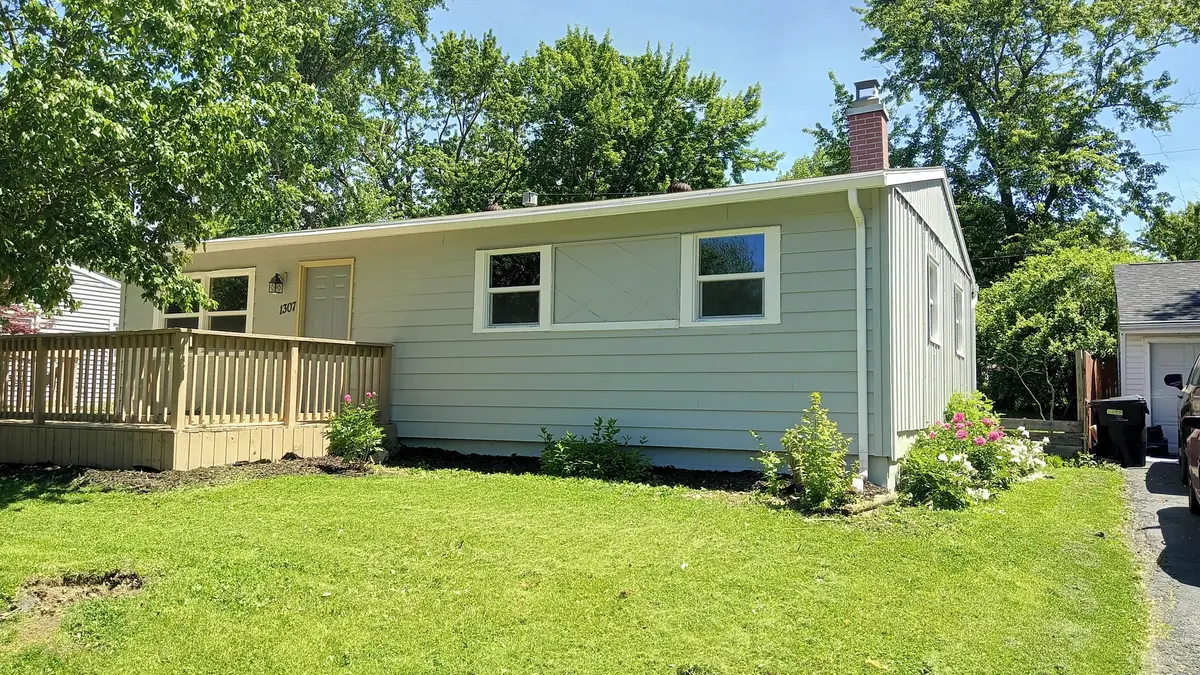 1307 Glenwood RD, Bloomington, IL 61704