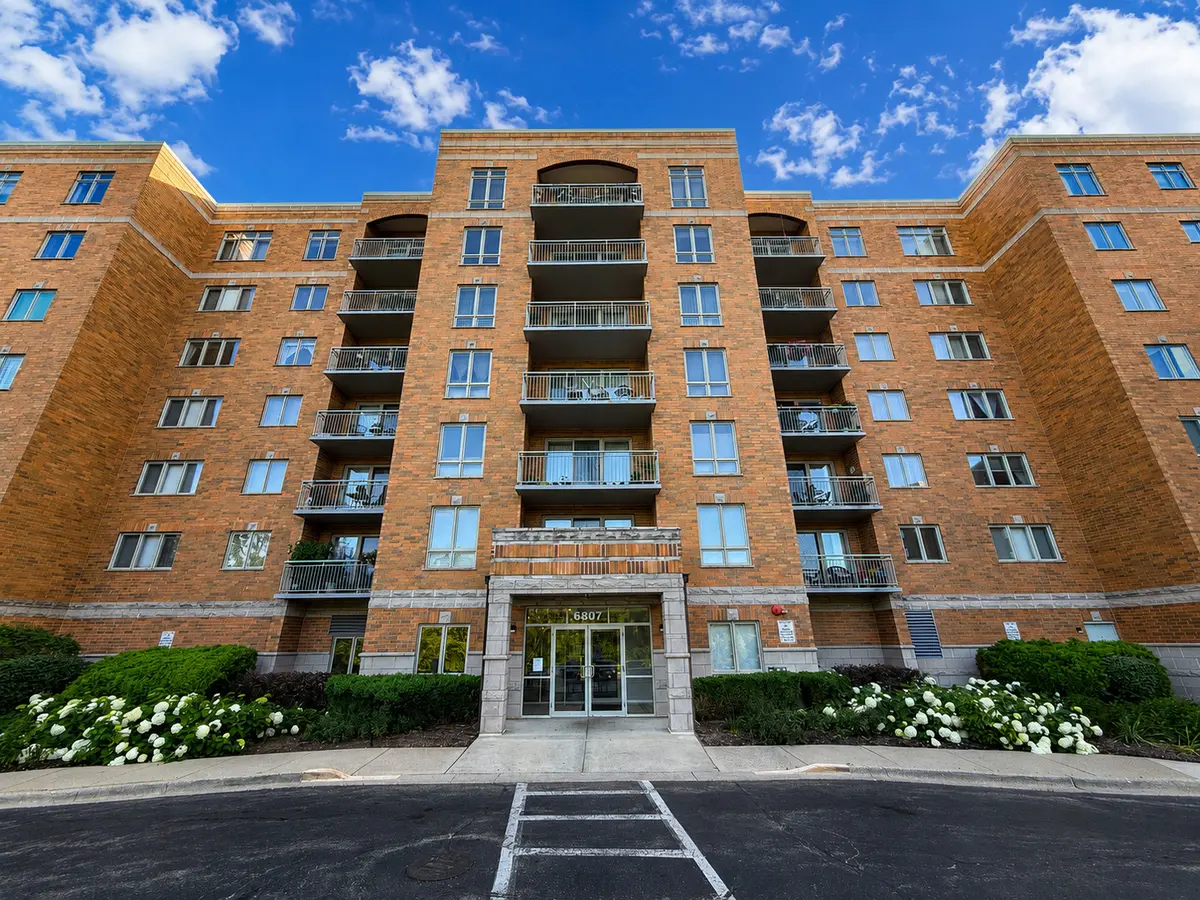 6807 N Milwaukee AVE #103, Niles, IL 60714