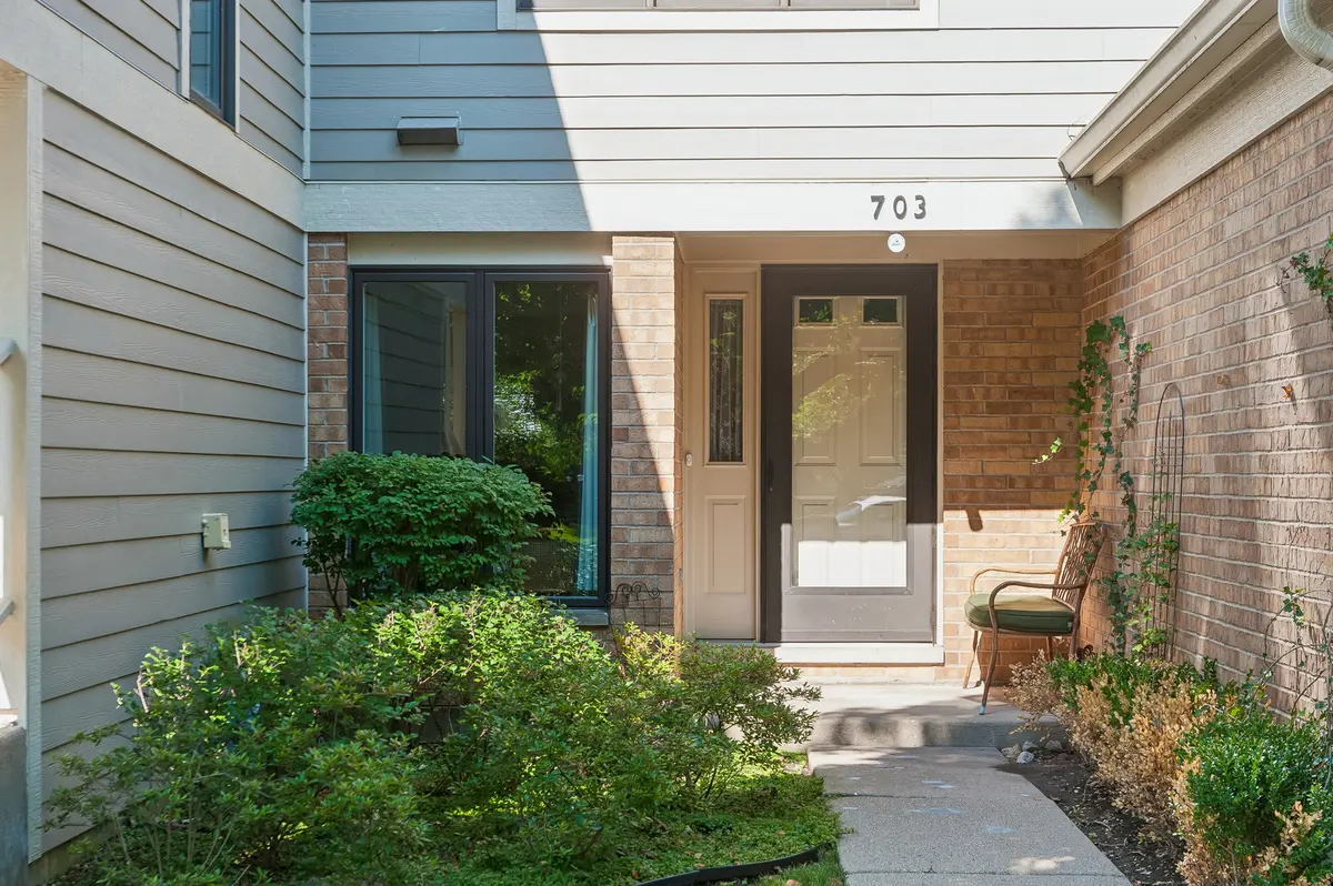 703 Caliente CT #115B, Libertyville, IL 60048