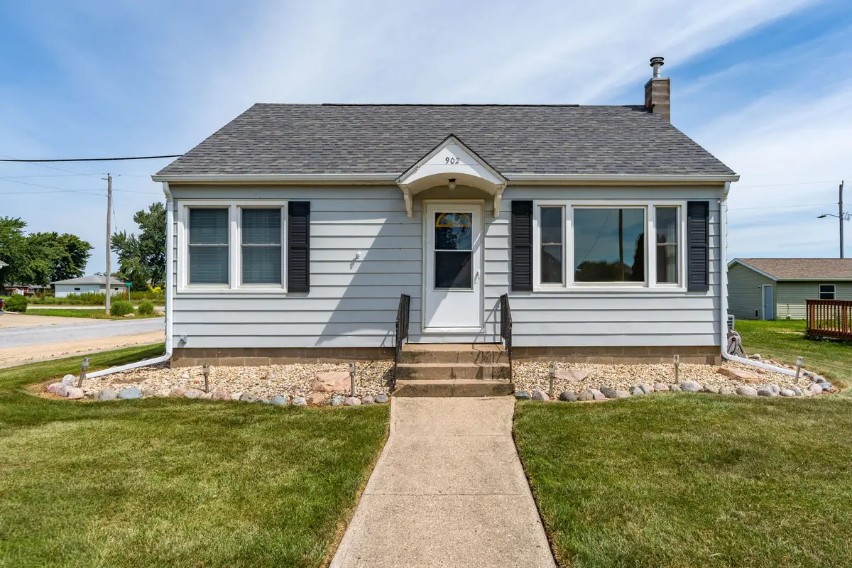 902 Clinton ST, Grand Mound, IA 52751