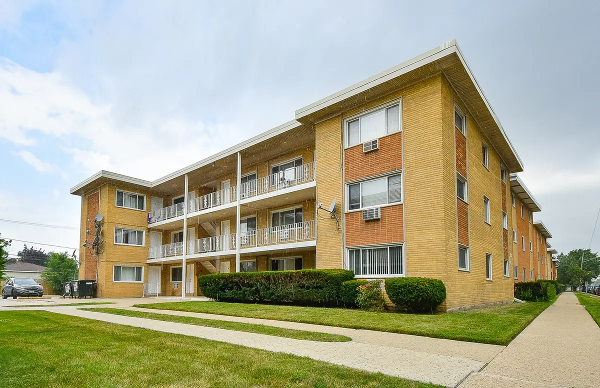 4600 River RD #C2, Schiller Park, IL 60176