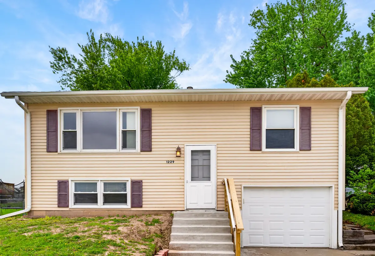 1229 13TH AVE N, Clinton, IA 52732