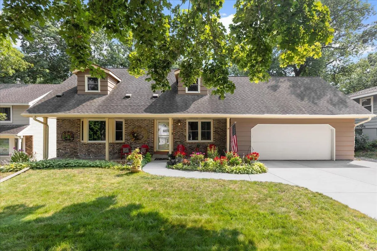 944 11th AVE SE, Forest Lake, MN 55025