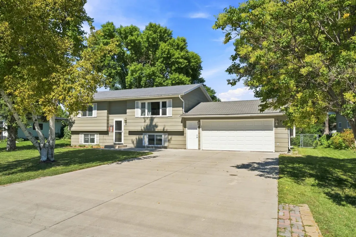 543 Crescent DR, Thompson, ND 58278