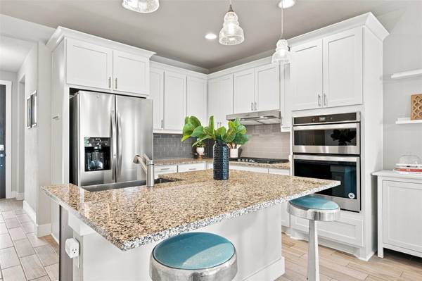 208 Winding Hollow LN, Georgetown, TX 78628