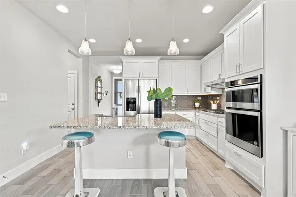 208 Winding Hollow LN, Georgetown, TX 78628