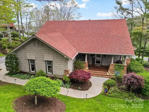 28 Lacoste DR, Hendersonville, NC 28739