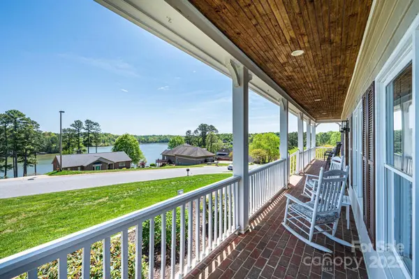5933 Flintlock CT, Hickory, NC 28601