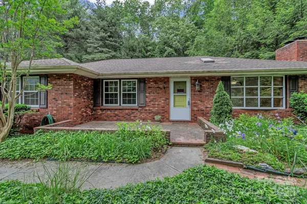 8 Chunns View DR, Asheville, NC 28805