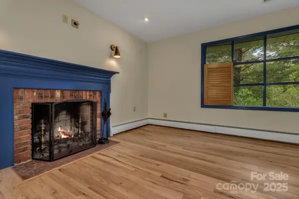 8 Chunns View DR, Asheville, NC 28805