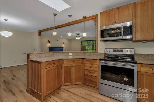 8 Chunns View DR, Asheville, NC 28805