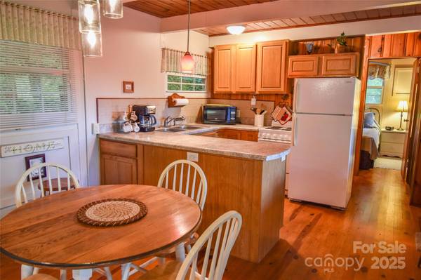 40 Bear Cove CIR, Bryson City, NC 28713