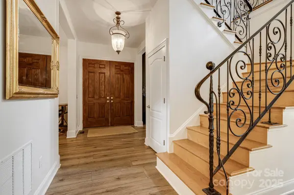 280 Sweetwater Hills DR, Hendersonville, NC 28791
