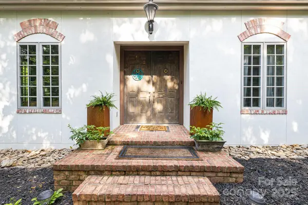 280 Sweetwater Hills DR, Hendersonville, NC 28791