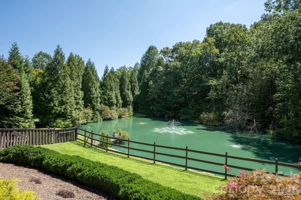 20 Spring Lake DR, Mills River, NC 28759