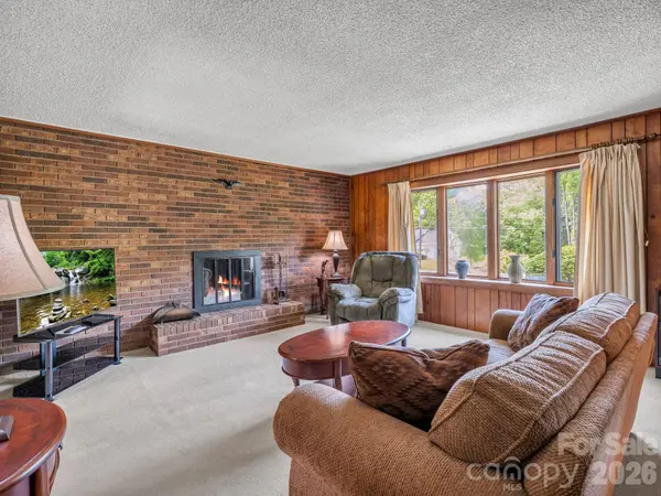 121 Greenfield LN, Hendersonville, NC 28792