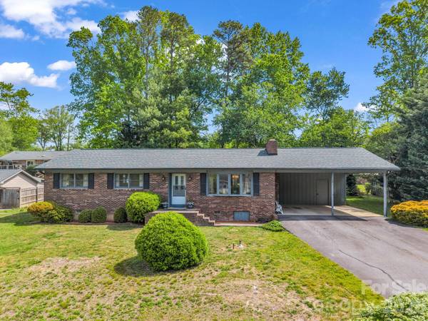121 Greenfield LN, Hendersonville, NC 28792