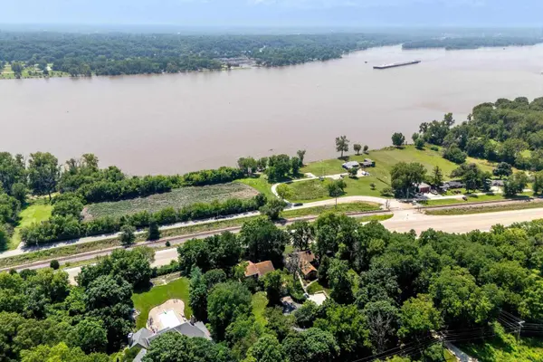 25111 VALLEY DR, Pleasant Valley, IA 52722