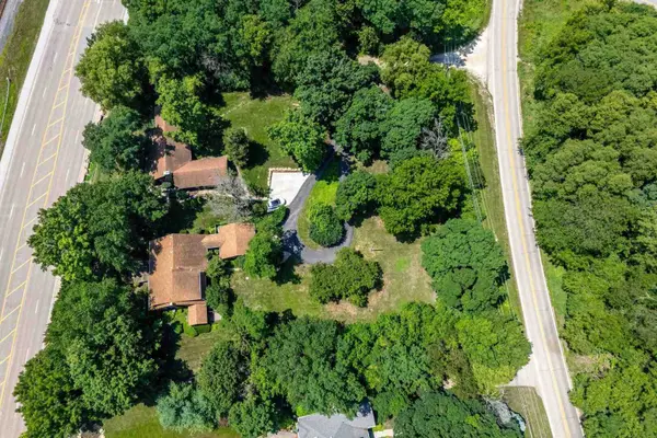 25111 VALLEY DR, Pleasant Valley, IA 52722