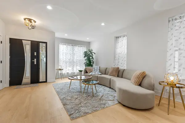 1522 W Wolfram ST, Chicago, IL 60657