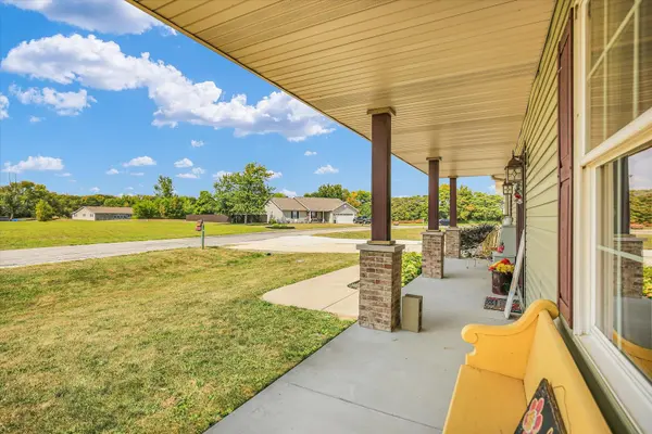 48 Nightingale CIR, Camargo, IL 61919
