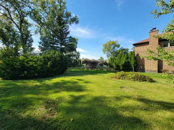 8619 W Park LN, Niles, IL 60714