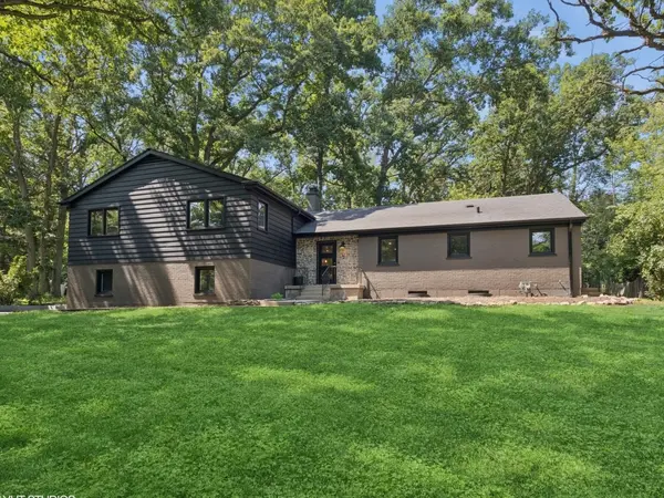 600 Eton DR, North Barrington, IL 60010