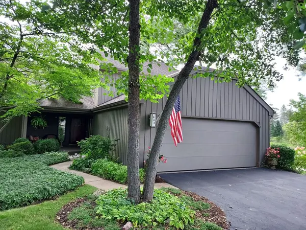660 Old Barn RD #F-24, Lake Barrington, IL 60010