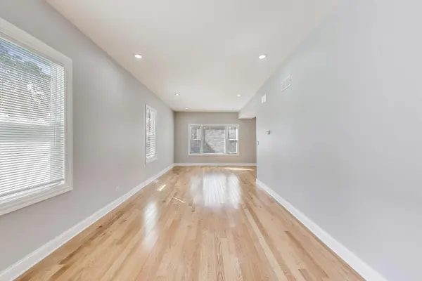 5828 W Iowa ST, Chicago, IL 60651